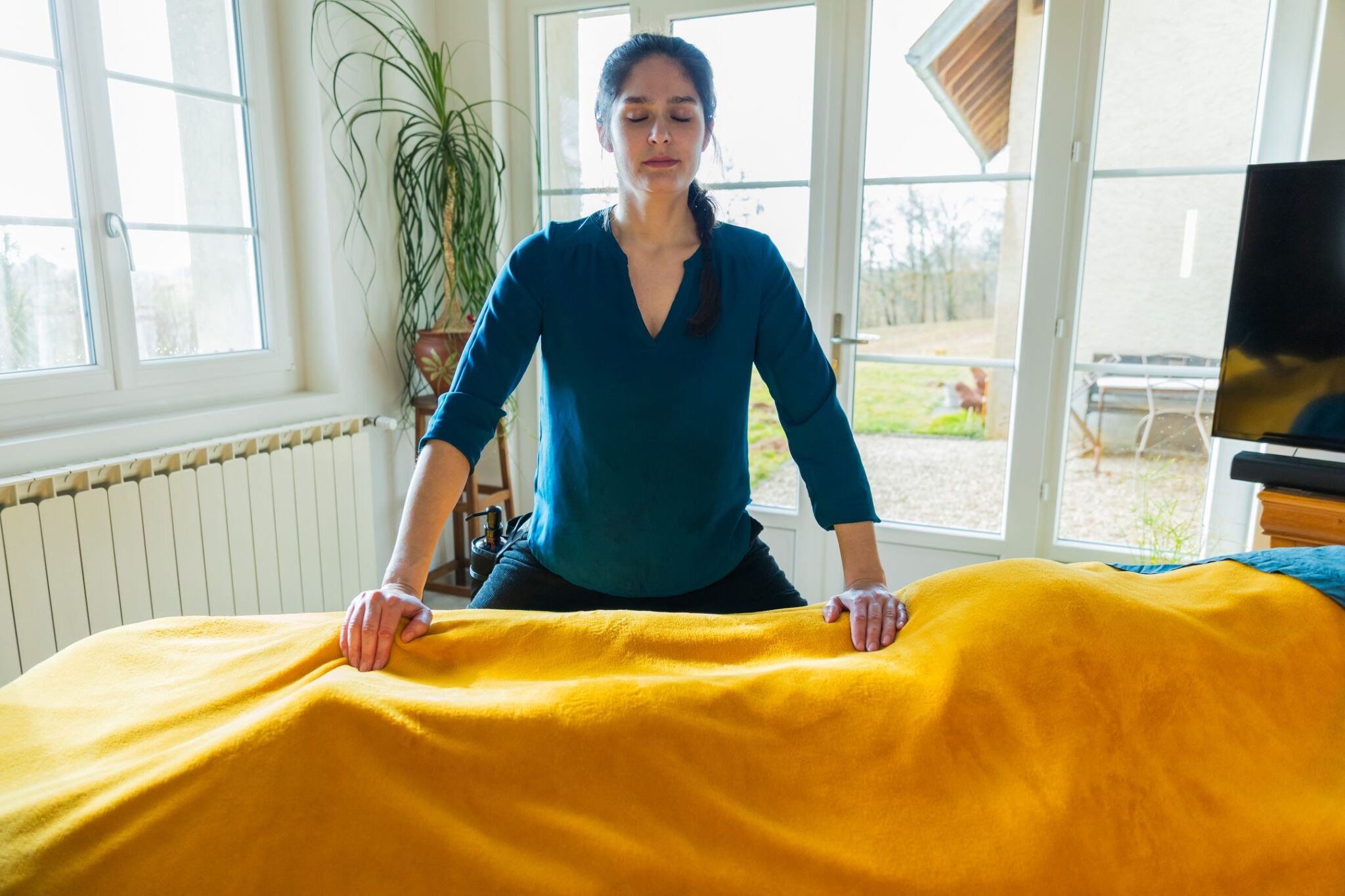 Justine Guerville en séance de massage bien-être à Mouthe