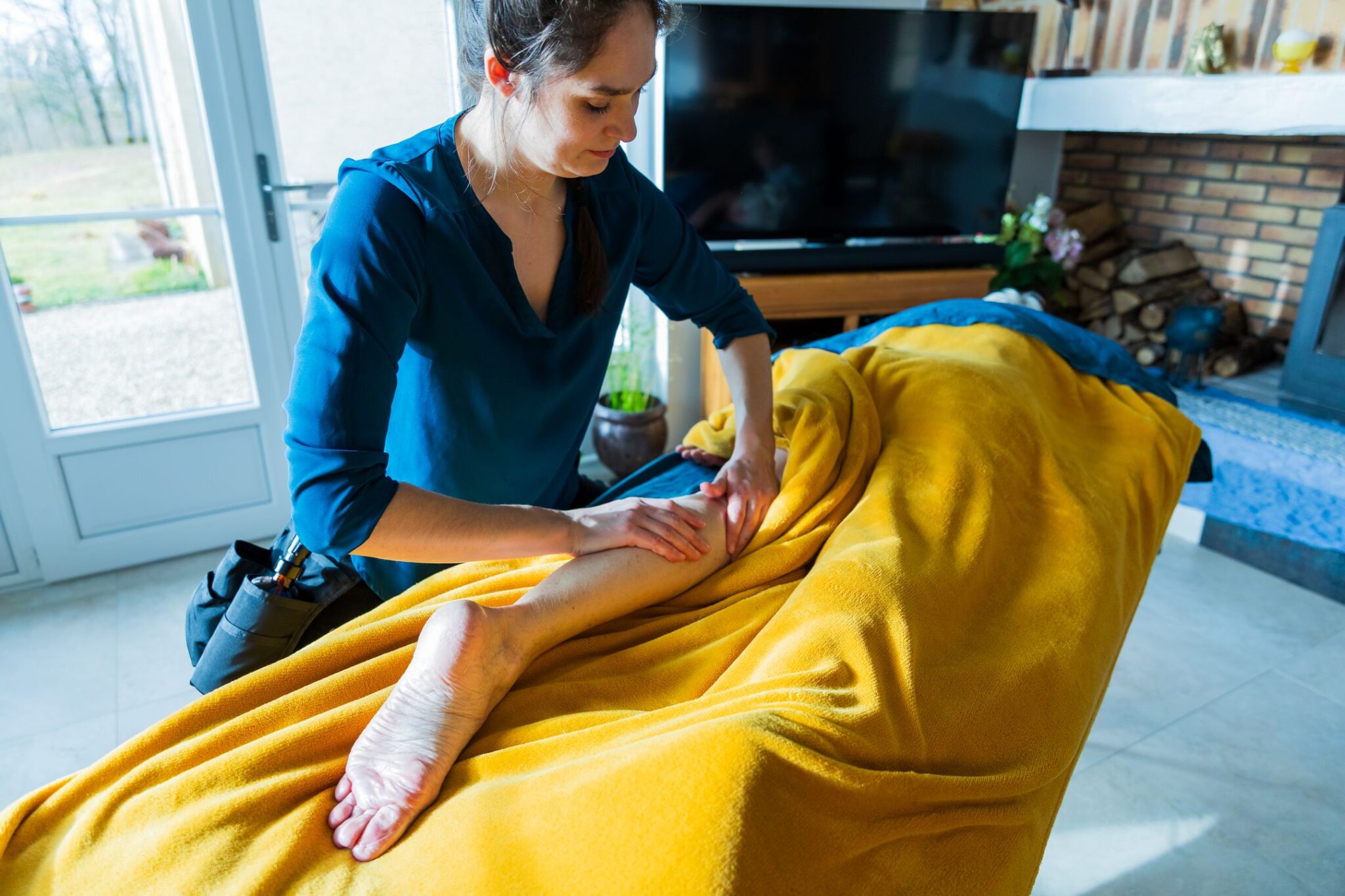 Justine Guerville en séance de massage bien-être à Mouthe