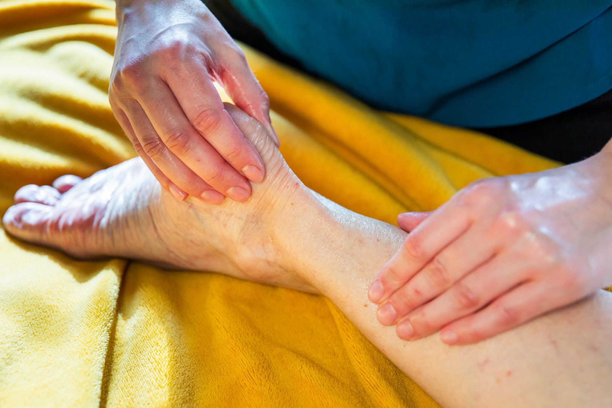 Justine Guerville en séance de massage bien-être à Mouthe
