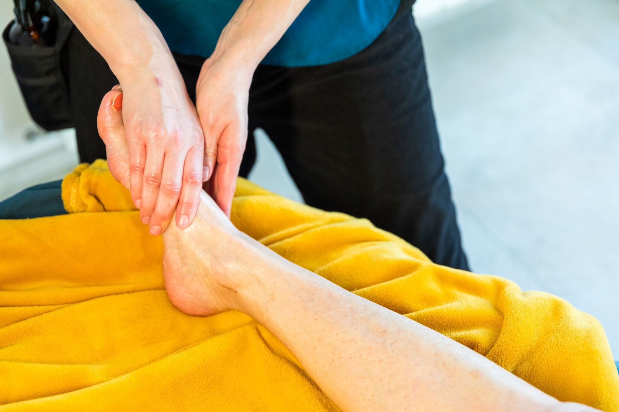Justine Guerville en séance de massage bien-être à Mouthe